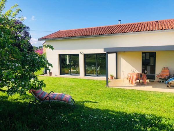 Notre maison à l’ombre du prunus