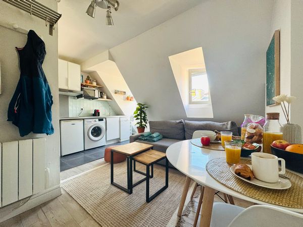 Charmant studio situé dans une rue calme du 10e arr. Salon-cuisine tout équipé et chambre séparée.