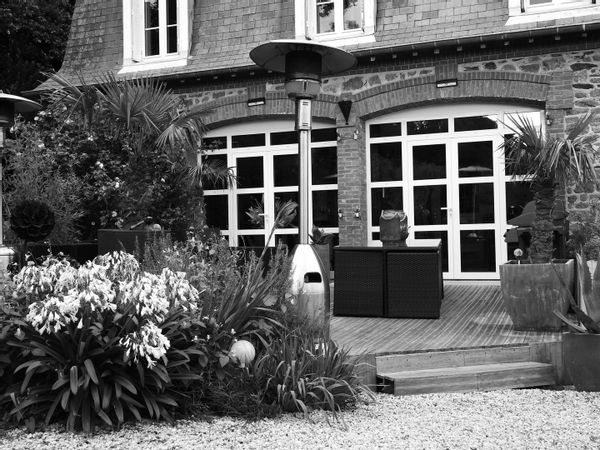 La maison de Carine située à 700 métres de la mer dans un cadre agréable dont certaines ont vue sur la baie à Saint Jean le Thomas (50530). La villa est une maison d'hôtes donc une maison très cocooning et chaleureuse La villa se trouve à 25 km du Mont S