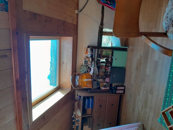 Longère réaménagée sur un terrain de 2 hectares en lisière de forêt au bout d'un chemin sans issue.