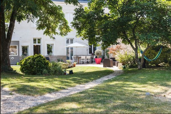 Maison de charme du 19ème siècle avec jardin paysagé, au centre du bourg entre Nantes et les plages.