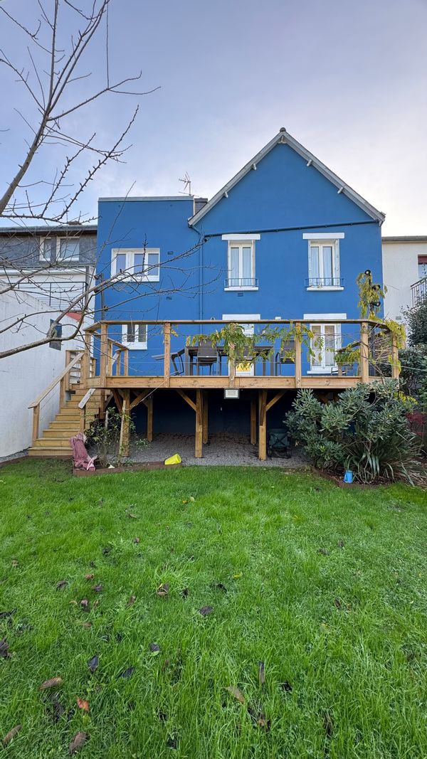 Maison de ville 1930 avec jardin et grande terrasse, à proximité des plages et du centre ville