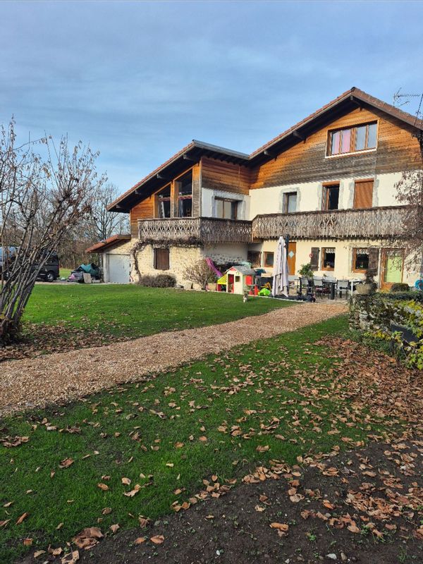 Très grande Maison en pierre avec beaucoup de charme