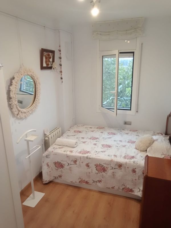 Mi habitación privada se ubica en un piso muy confortable con vistas al mar y la montaña.
