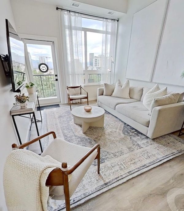 Beautiful 2 bedroom condo in downtown Kelowna Walking distance to lake & many restaurants