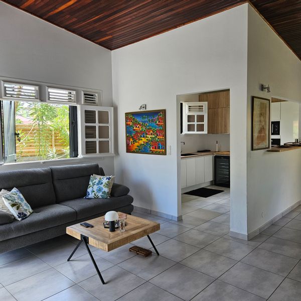 Valerie et Georges-Emile, Notre chez nous, une charmante villa en bord de mer, les pieds dans l'eau.