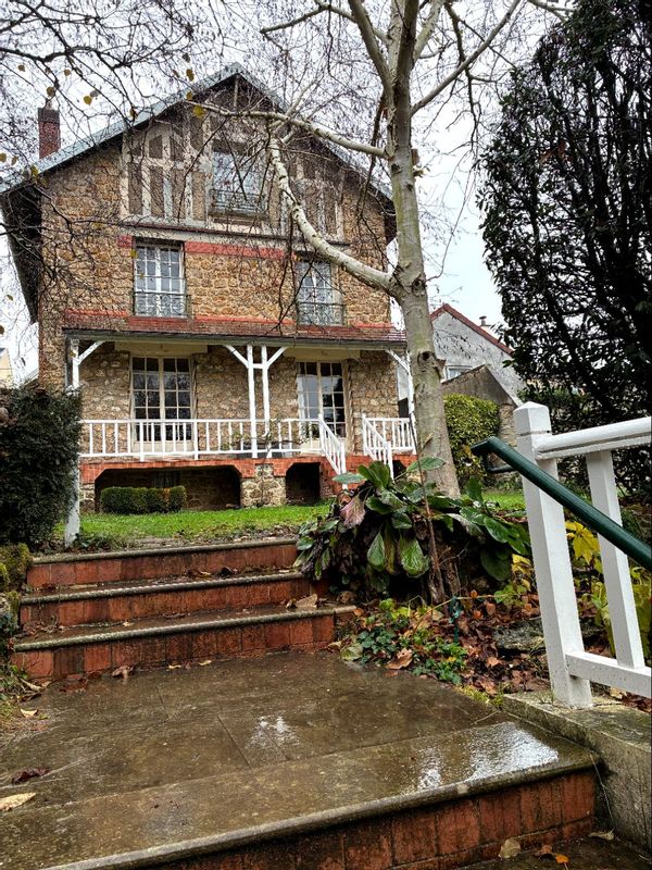Jolie maison familiale dans une chic banlieue parisienne
