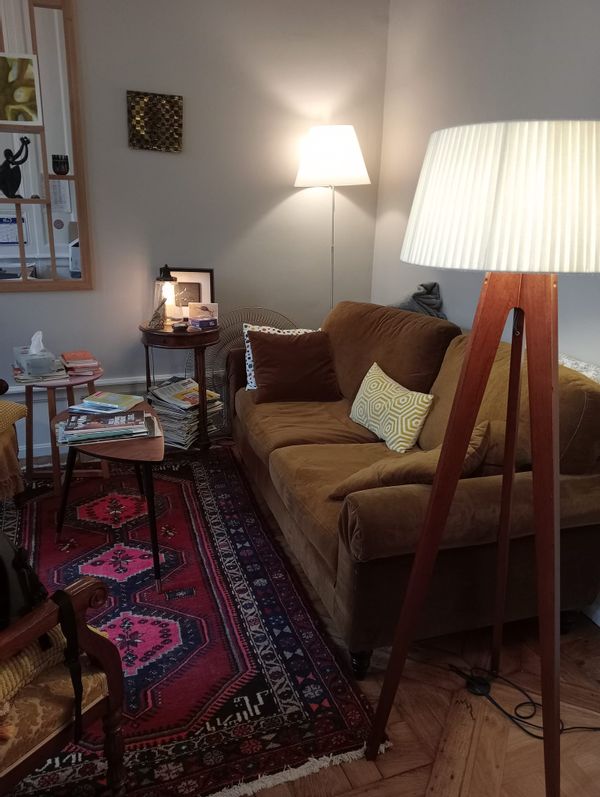 La maison de Sylvie , des couleurs, de l'espace et du charme cool