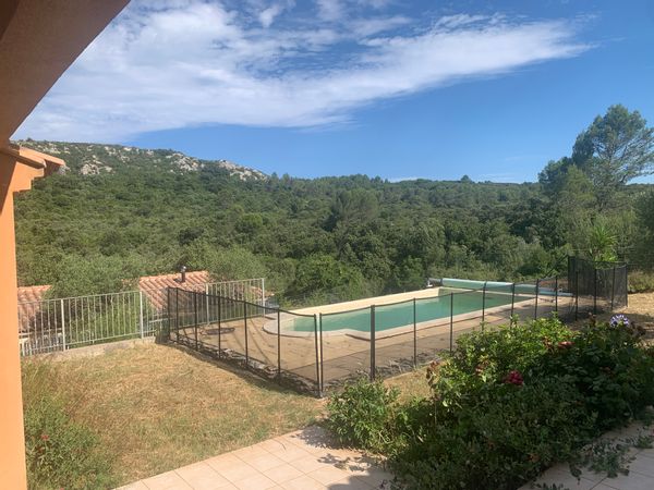 Villa avec piscine en garrigue, véritable écrin de nature