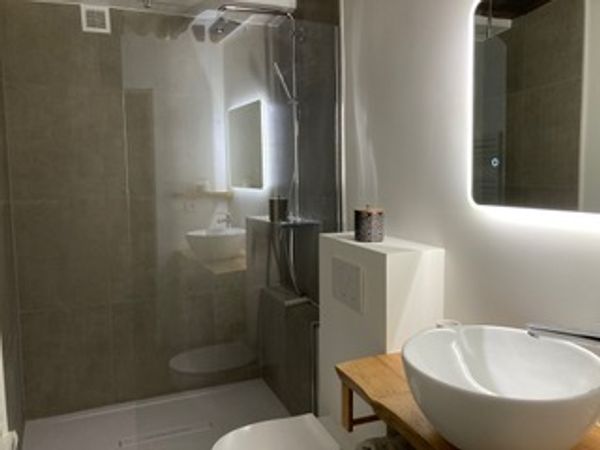 Découvrez le charme et le confort de notre duplex récemment rénové, dans une résidence privée