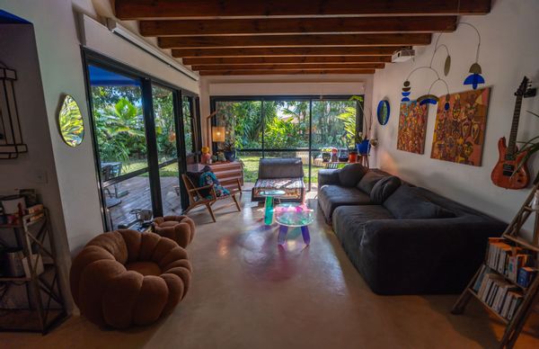 Cet hébergement élégant est parfait pour une famille, avec ses 750m2 de jardin et sa piscine.