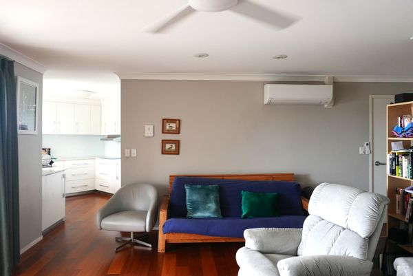 Flat in leafy suburb