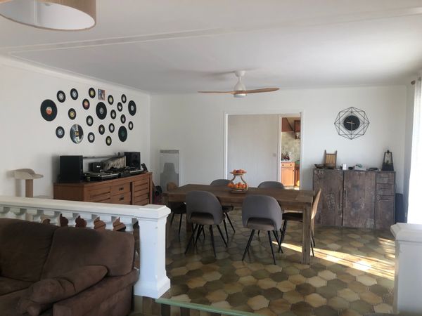 Grande maison en plein cœur d un petit village entre mer, montagne et Espagne