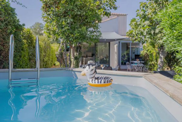 Maison calme au bord de l'étang et proche de la mer ( piscine, parking et couchés de soleil !  )