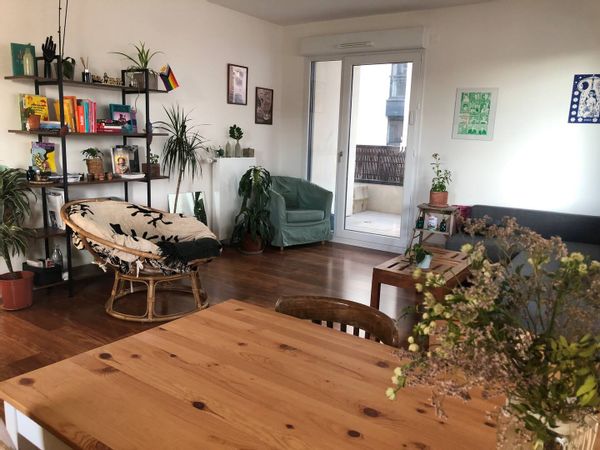 Chambre calme avec un balcon