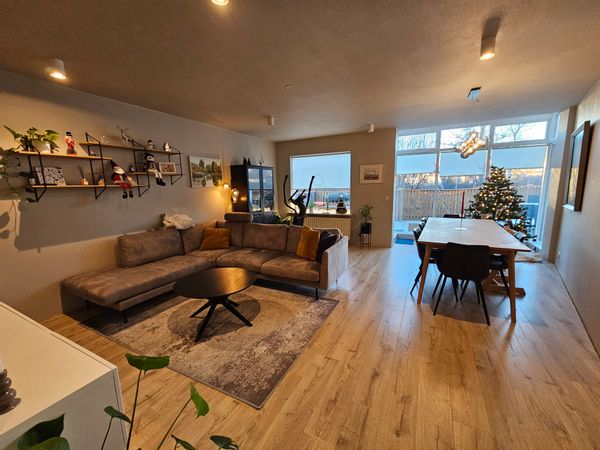 Cozy family home in Smárahverfi, steps from Smáralind and public transport, 5–10 min to Reykjavík.