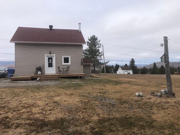 Petite maison située entre mer et montagne, rivières et forêt.