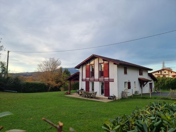 La Maison de Matthieu et Maylis, grand jardin clôturé à 2km du centre de Saint Pée sur Nivelle