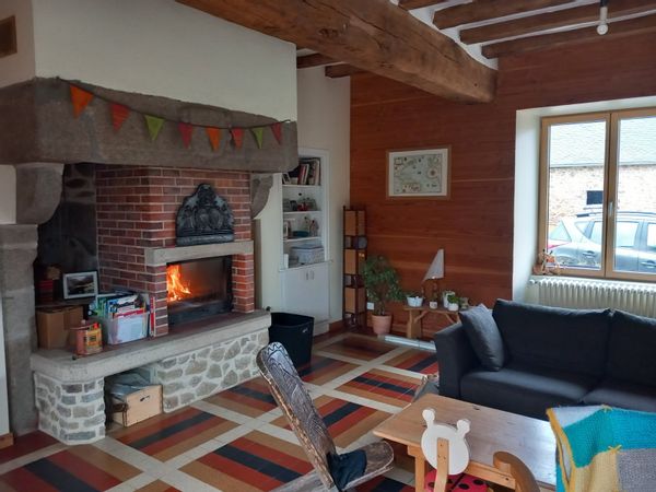 La maison de Laura est une petite ferme restaurée au cœur du bourg