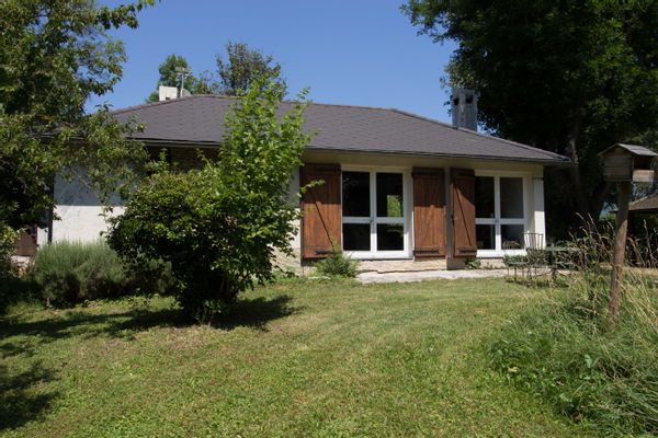 Maison atypique en bord de rivière avec un grand jardin.