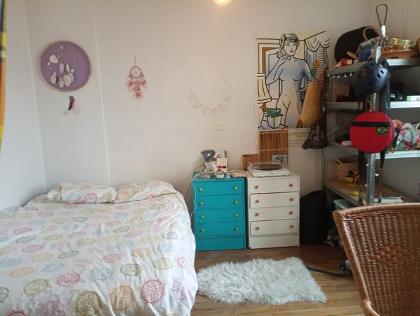 Cocon chaleureux et lumineux, avec piano, livres, disques...