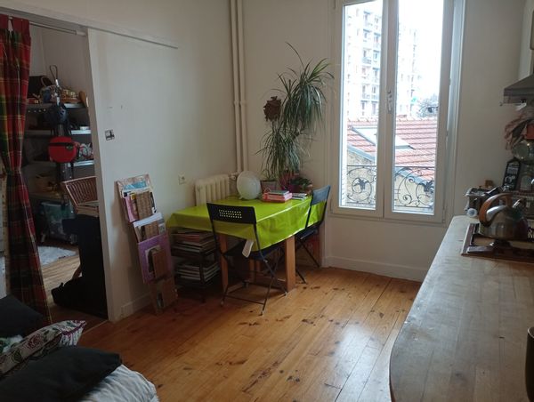 Cocon chaleureux et lumineux, avec piano, livres, disques...