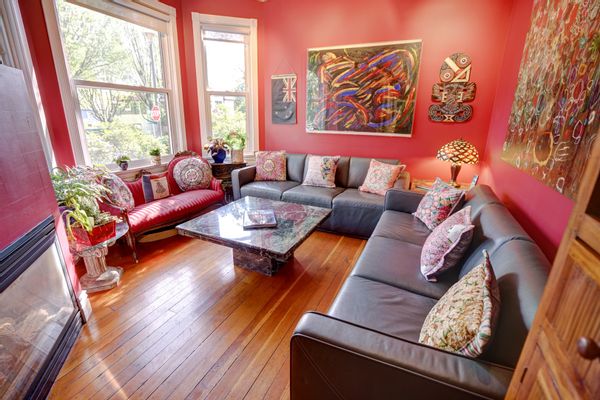 Richard's house - 10 minute walk to downtown Vancouver close to parks and transportation