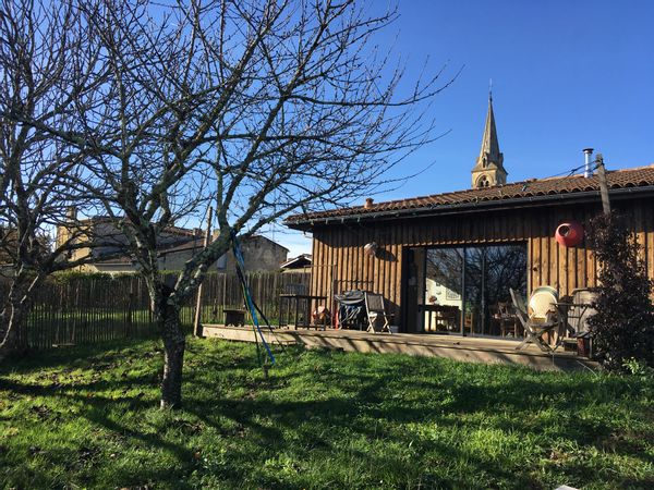 Maison en bois lumineuse au coeur d'un village calme avec vue sur les coteaux.
