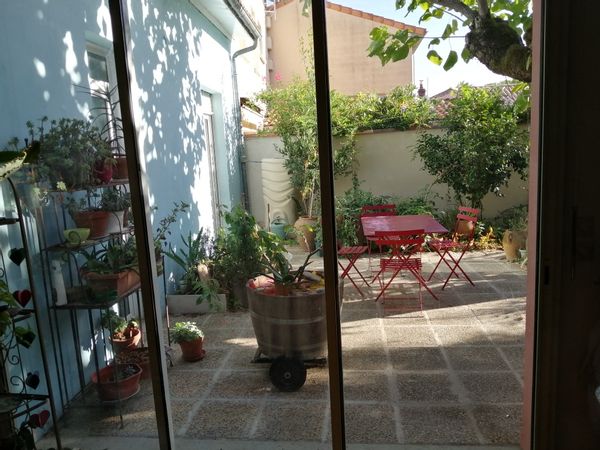 La maison de Joël, c'est une grande maison de plain-pied avec un jardin intérieur clos et ombragé,