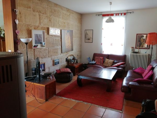 La chambre privée de Joël idéale pour visiter Bordeaux ,devant un arrêt de bus,10 min de l'aéroport