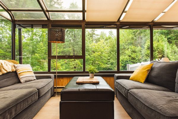 Chalet de 3 chambres niché dans la forêt, montagne tranquille, face au lac.
