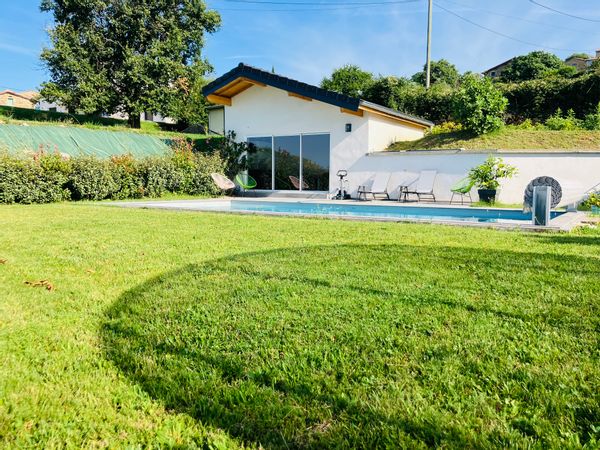 Panorama & douceur de vivre Perchée en hauteur, offre un havre de paix, vue splendide.