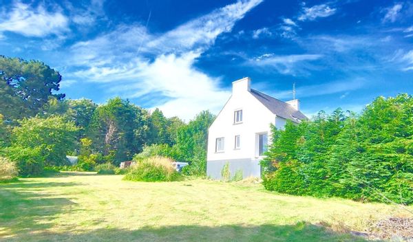 Maison à Kergoz, au calme, entourée d'un grand jardin En bout de route champs et forêt aux alentours