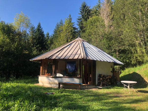La maison de Séverine est isolée, ronde, construite en terre et en paille a l’oree d’une forêt.