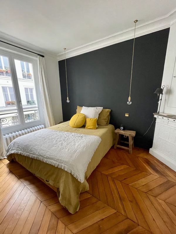 Appartement calme entièrement sur cour, bien décoré, idéalement placé et bien desservi.