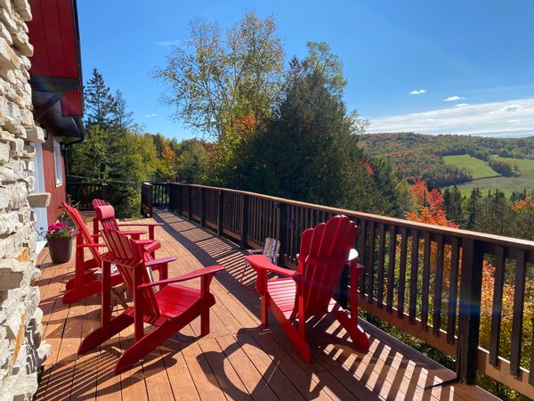 Notre chalet “La Grange Rouge” est un véritable havre de paix proche de la montagne et d’un lac.