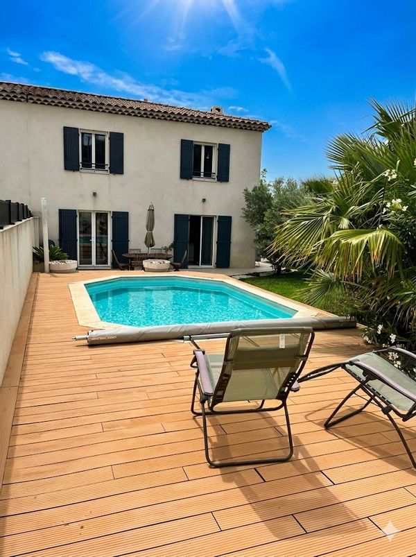 Maison familiale avec piscine, idéale pour explorer la Provence