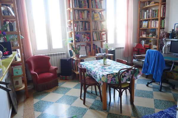 Grand appartement très agréable, au dernier étage et plein de livres, au cœur d'un quartier vivant
