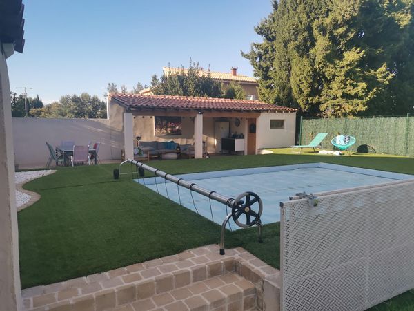 Maison de plain-pied, avec piscine dans village au calme