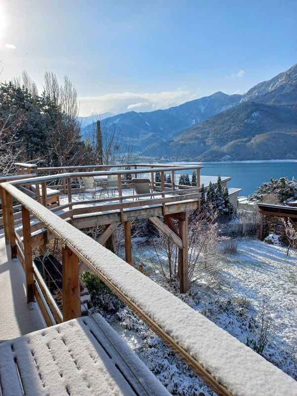 La vue depuis notre maison Picoune est imprenable sur le lac de Serre-Ponçon et le Grand Morgon