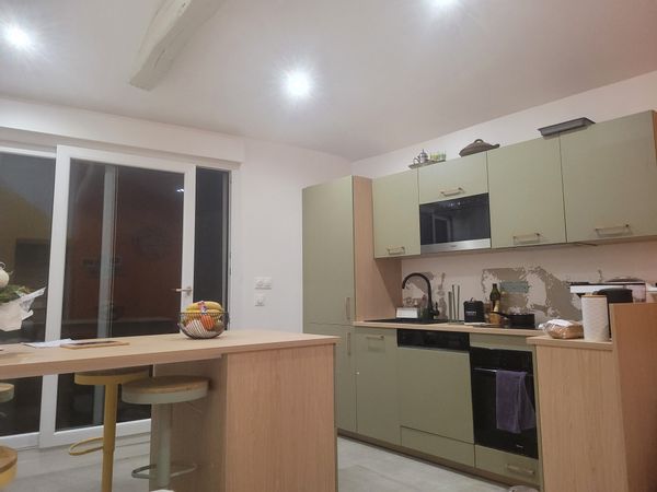 Maison en plein bourg  Lac à moins de 2kms, ballade et mer à 20 minutes. Maison 3 ou 4 personnes