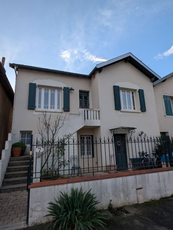 Maison familiale 4 chambres avec piscine et petit jardin dans un quartier calme proche du centre