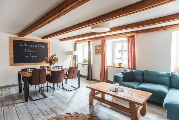 Notre maison familiale, ancienne ferme de 400 ans rénovée avec amour et goût au coeur du Jura Suisse