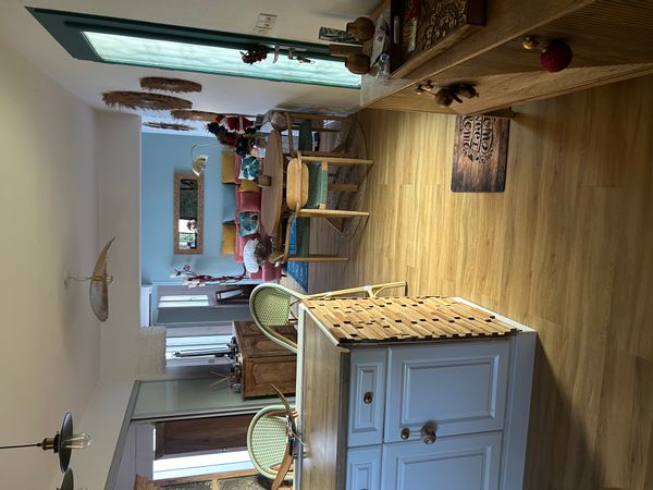 La petite maison dans la verdure, près de la mer