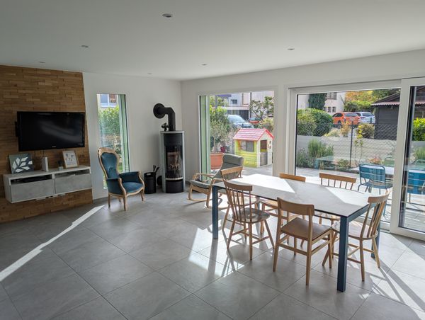 Villa moderne ensoleillée avec vue sur les montagnes