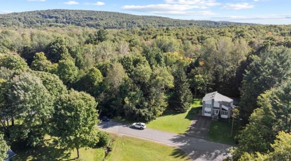 La maison de Elisabeth! Une belle maison de campagne sur un terrain d'un acre, la forêt est voisine!