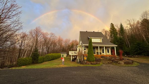 Maison familiale chaleureuse dans les Laurentides, près de Ville de Saint-Sauveur