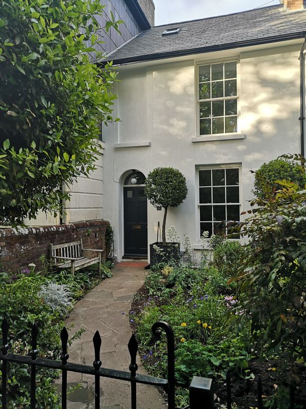 Gorgeous and Cosy Georgian Townhouse just a 10 minute walk from the centre of Winchester city