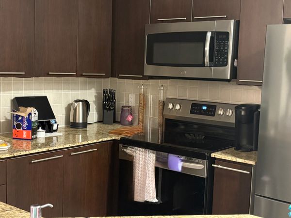 Modern condo, quiet and connected, midtown Toronto