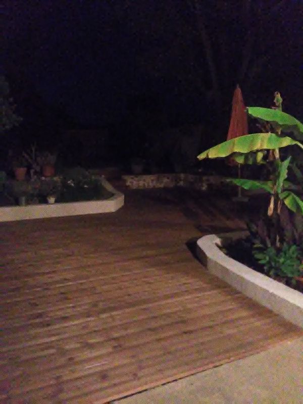 La maison aux volets bleus au bout du chemin